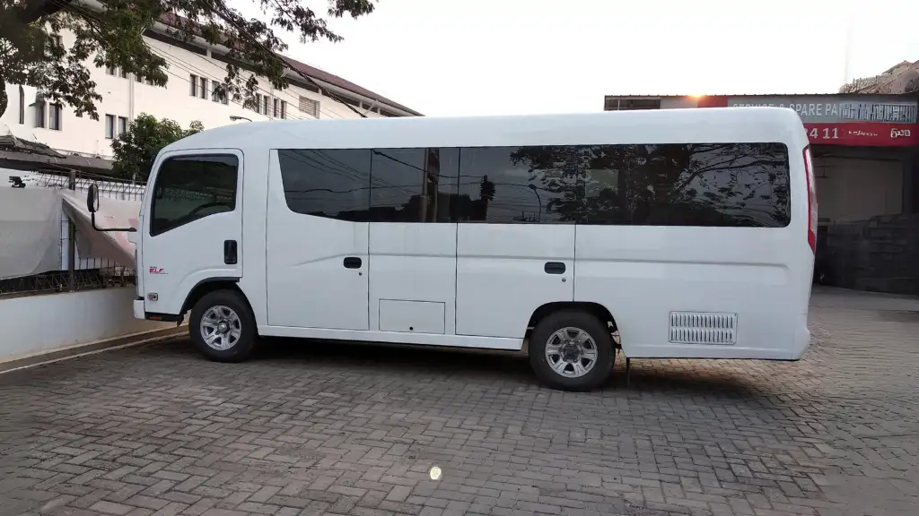 sewa minibus elf 19 seat murah anman wisata